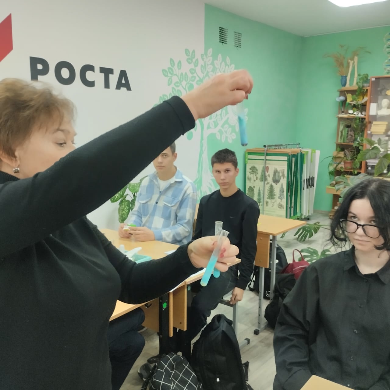 Исследовательские мини-проекты. Занятие по химии в центре Точка роста для учащихся 8-10 классов.