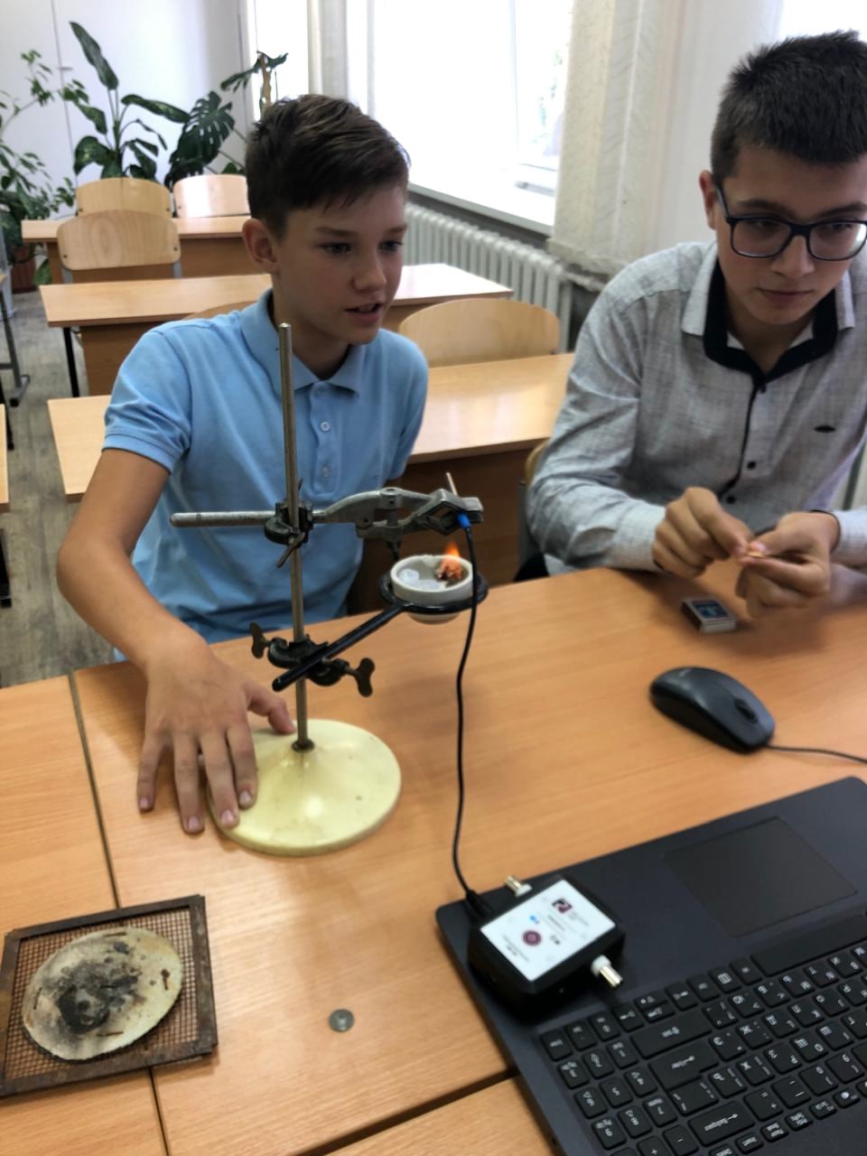 Исследование pH растворов яблочного и апельсинового соков и изучение температуры кипения жидкостей. Занятие по химии в центре Точка роста.